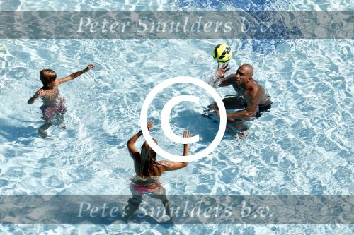 ibiza 27 juli 2015
Sylvie Meis Damian v d Vaart en vriend Momo in het zwembad van Las Boas op ibiza aan de haven