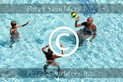ibiza 27 juli 2015
Sylvie Meis Damian v d Vaart en vriend Momo in het zwembad van Las Boas op ibiza aan de haven
