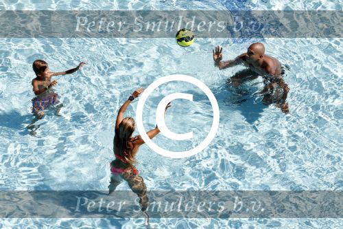 ibiza 27 juli 2015
Sylvie Meis Damian v d Vaart en vriend Momo in het zwembad van Las Boas op ibiza aan de haven