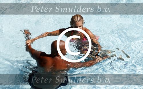 ibiza 27 juli 2015
Sylvie Meis Damian v d Vaart en vriend Momo in het zwembad van Las Boas op ibiza aan de haven
