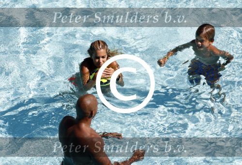 ibiza 27 juli 2015
Sylvie Meis Damian v d Vaart en vriend Momo in het zwembad van Las Boas op ibiza aan de haven
