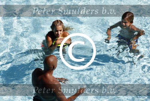 ibiza 27 juli 2015
Sylvie Meis Damian v d Vaart en vriend Momo in het zwembad van Las Boas op ibiza aan de haven