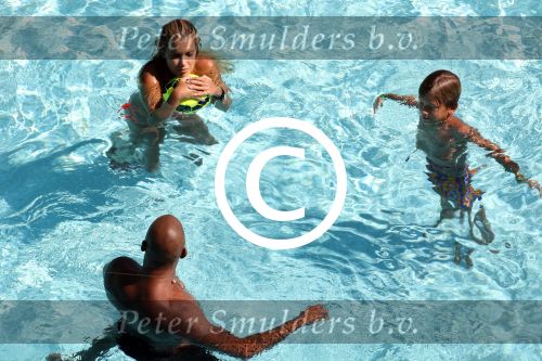 ibiza 27 juli 2015
Sylvie Meis Damian v d Vaart en vriend Momo in het zwembad van Las Boas op ibiza aan de haven