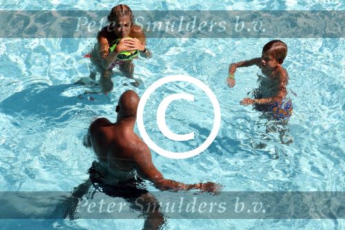 ibiza 27 juli 2015
Sylvie Meis Damian v d Vaart en vriend Momo in het zwembad van Las Boas op ibiza aan de haven