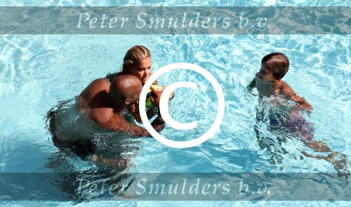 ibiza 27 juli 2015
Sylvie Meis Damian v d Vaart en vriend Momo in het zwembad van Las Boas op ibiza aan de haven