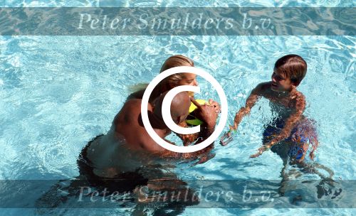 ibiza 27 juli 2015
Sylvie Meis Damian v d Vaart en vriend Momo in het zwembad van Las Boas op ibiza aan de haven