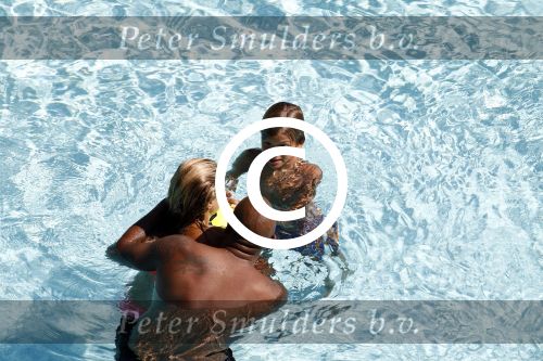 ibiza 27 juli 2015
Sylvie Meis Damian v d Vaart en vriend Momo in het zwembad van Las Boas op ibiza aan de haven
