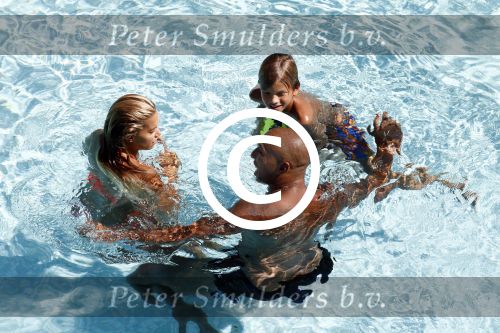 ibiza 27 juli 2015
Sylvie Meis Damian v d Vaart en vriend Momo in het zwembad van Las Boas op ibiza aan de haven