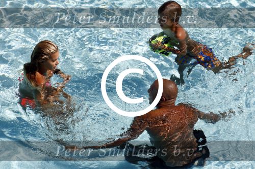 ibiza 27 juli 2015
Sylvie Meis Damian v d Vaart en vriend Momo in het zwembad van Las Boas op ibiza aan de haven