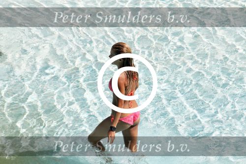 ibiza 27 juli 2015
Sylvie Meis Damian v d Vaart en vriend Momo in het zwembad van Las Boas op ibiza aan de haven