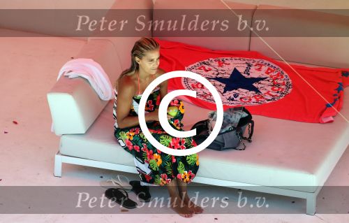 ibiza 27 juli 2015
Sylvie Meis en haar vriend Momo hebben discussie bij het zwembad. Zoon Damian is daarbij aanwezig.