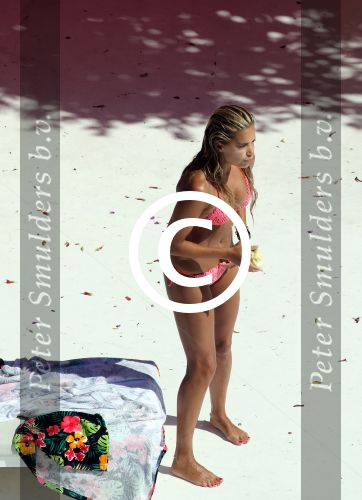 ibiza 27 juli 2015
Sylvie Meis en haar vriend Momo hebben discussie bij het zwembad. Zoon Damian is daarbij aanwezig.