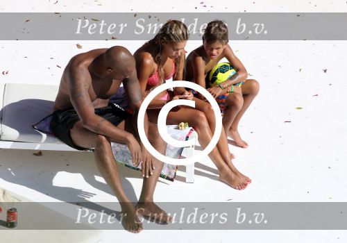 ibiza 27 juli 2015
Sylvie Meis en haar vriend Momo hebben discussie bij het zwembad. Zoon Damian is daarbij aanwezig.