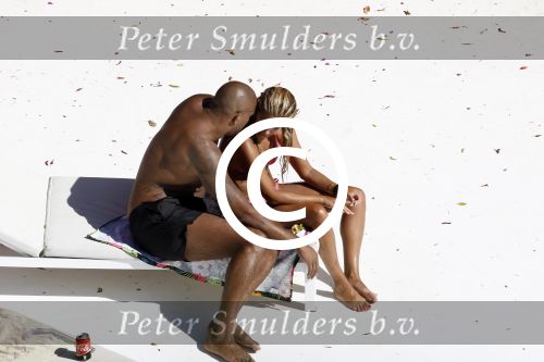 ibiza 27 juli 2015
Sylvie Meis en haar vriend Momo hebben discussie bij het zwembad. Zoon Damian is daarbij aanwezig.
