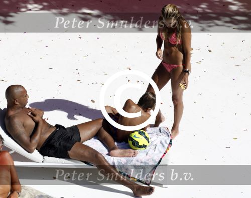 ibiza 27 juli 2015
Sylvie Meis en haar vriend Momo hebben discussie bij het zwembad. Zoon Damian is daarbij aanwezig.