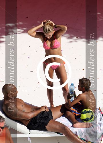 ibiza 27 juli 2015
Sylvie Meis en haar vriend Momo hebben discussie bij het zwembad. Zoon Damian is daarbij aanwezig.