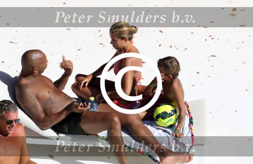 ibiza 27 juli 2015
Sylvie Meis en haar vriend Momo hebben discussie bij het zwembad. Zoon Damian is daarbij aanwezig.