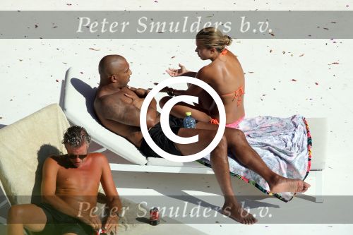 ibiza 27 juli 2015
Sylvie Meis en haar vriend Momo hebben discussie bij het zwembad. Zoon Damian is daarbij aanwezig.