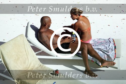 ibiza 27 juli 2015
Sylvie Meis en haar vriend Momo hebben discussie bij het zwembad. Zoon Damian is daarbij aanwezig.