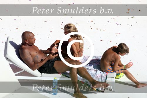 ibiza 27 juli 2015
Sylvie Meis en haar vriend Momo hebben discussie bij het zwembad. Zoon Damian is daarbij aanwezig.