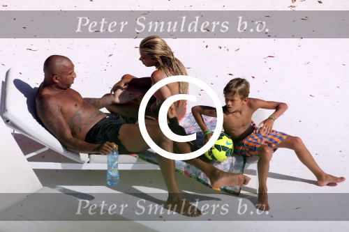 ibiza 27 juli 2015
Sylvie Meis en haar vriend Momo hebben discussie bij het zwembad. Zoon Damian is daarbij aanwezig.