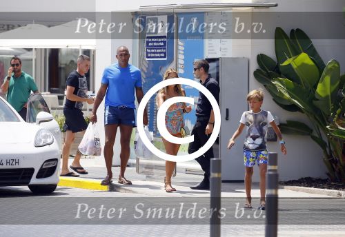ibiza 29 juli 2015
Sylvie Meis Damian en Momo doen boodschappen in de haven van ibiza.