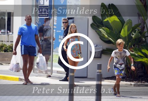 ibiza 29 juli 2015
Sylvie Meis Damian en Momo doen boodschappen in de haven van ibiza.