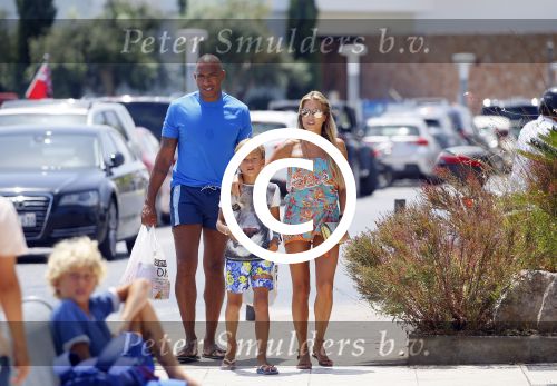 ibiza 29 juli 2015
Sylvie Meis Damian en Momo doen boodschappen in de haven van ibiza.