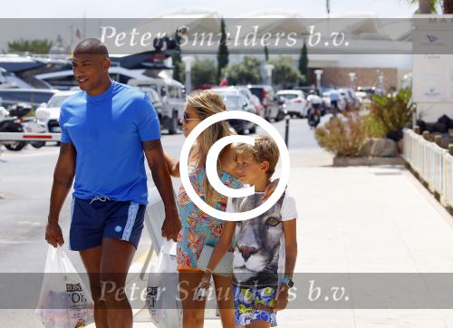 ibiza 29 juli 2015
Sylvie Meis Damian en Momo doen boodschappen in de haven van ibiza.
