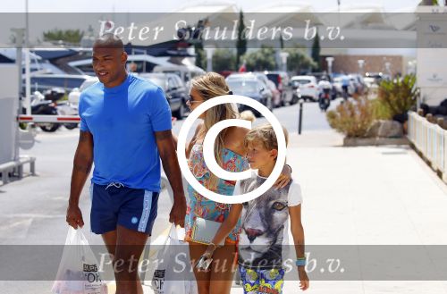 ibiza 29 juli 2015
Sylvie Meis Damian en Momo doen boodschappen in de haven van ibiza.