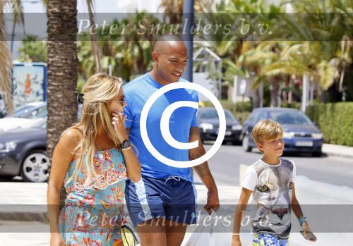 ibiza 29 juli 2015
Sylvie Meis Damian en Momo doen boodschappen in de haven van ibiza.