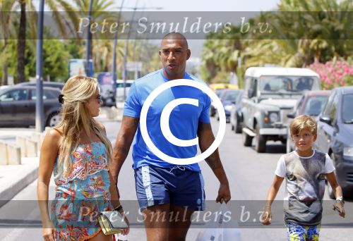 ibiza 29 juli 2015
Sylvie Meis Damian en Momo doen boodschappen in de haven van ibiza.