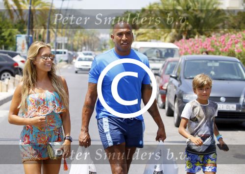 ibiza 29 juli 2015
Sylvie Meis Damian en Momo doen boodschappen in de haven van ibiza.