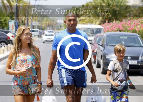 ibiza 29 juli 2015
Sylvie Meis Damian en Momo doen boodschappen in de haven van ibiza.