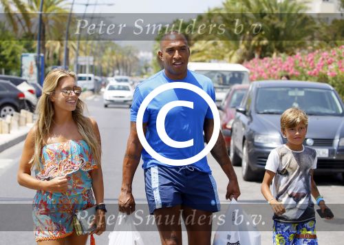ibiza 29 juli 2015
Sylvie Meis Damian en Momo doen boodschappen in de haven van ibiza.