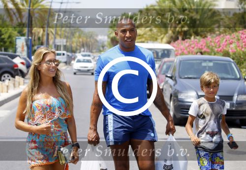 ibiza 29 juli 2015
Sylvie Meis Damian en Momo doen boodschappen in de haven van ibiza.