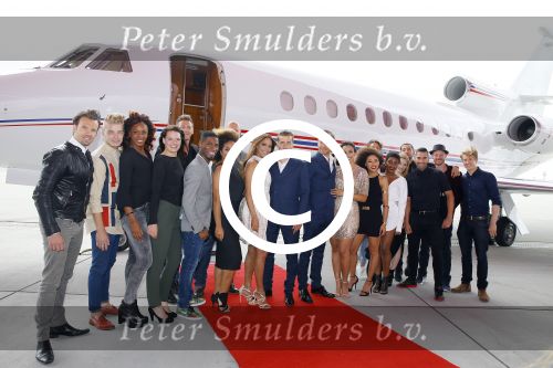 Schiphol OOst 18 juni 2015
Presentatie cast the bodyguard met in de hoofdrollen Romy Monteiro Carolina Dijkhuizen Mark v Eeuwen en Dave Mantel. Albert Verlinde is de producent namens Stage entertainment.
Ze arriveren in het nieuwe prive vliegtuig van John de Mol op schiphol OOst