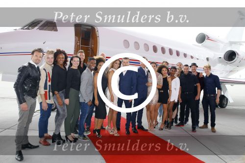 Schiphol OOst 18 juni 2015
Presentatie cast the bodyguard met in de hoofdrollen Romy Monteiro Carolina Dijkhuizen Mark v Eeuwen en Dave Mantel. Albert Verlinde is de producent namens Stage entertainment.
Ze arriveren in het nieuwe prive vliegtuig van John de Mol op schiphol OOst