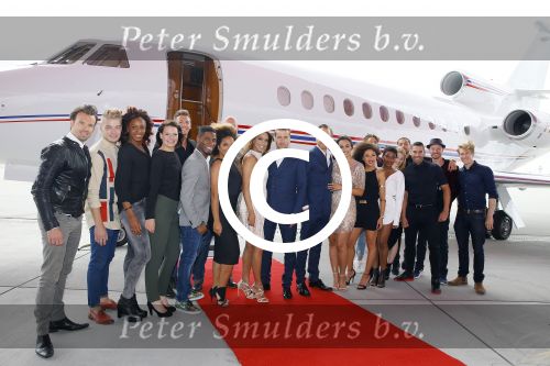 Schiphol OOst 18 juni 2015
Presentatie cast the bodyguard met in de hoofdrollen Romy Monteiro Carolina Dijkhuizen Mark v Eeuwen en Dave Mantel. Albert Verlinde is de producent namens Stage entertainment.
Ze arriveren in het nieuwe prive vliegtuig van John de Mol op schiphol OOst
