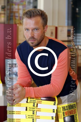 Amsterdam 12 juni 2015 
Presentatie boek Thijs Romer en nieuwe tijdschrift Wendy v Dijk. Ook Katja Schuurman is aanwezig alsmede de ouders en broer van Thijs.  De presentatie was in het nieuwe pand van Scheltema aan het Rokin. Thijs draagt nog steeds zijn trouwring