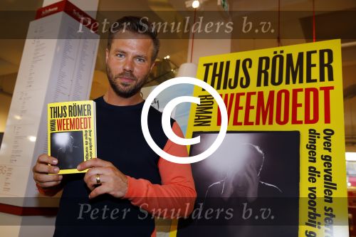 Amsterdam 12 juni 2015 
Presentatie boek Thijs Romer en nieuwe tijdschrift Wendy v Dijk. Ook Katja Schuurman is aanwezig alsmede de ouders en broer van Thijs.  De presentatie was in het nieuwe pand van Scheltema aan het Rokin. Thijs draagt nog steeds zijn trouwring