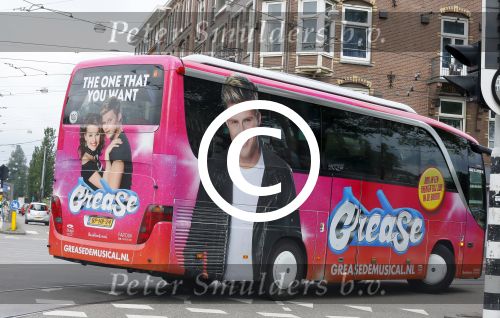 Amsterdam 15 augustus 2015
Tim Douwsma en  VajÃ¨n van den Bosch de hoofdrolspelers van de musical Grease staan groot op de bus