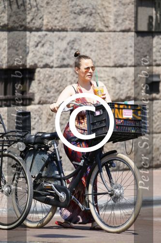 Amsterdam 1 juli 2015 
Trijntje Oosterhuis zwanger met fiets en een vriendin