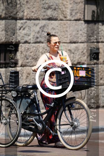 Amsterdam 1 juli 2015 
Trijntje Oosterhuis zwanger met fiets en een vriendin