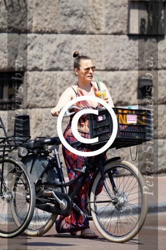 Amsterdam 1 juli 2015 
Trijntje Oosterhuis zwanger met fiets en een vriendin