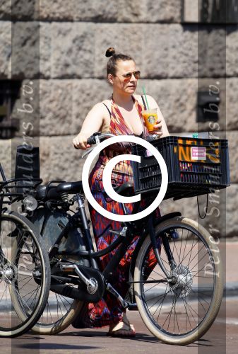 Amsterdam 1 juli 2015 
Trijntje Oosterhuis zwanger met fiets en een vriendin