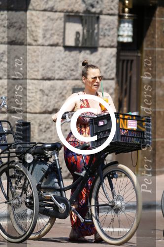 Amsterdam 1 juli 2015 
Trijntje Oosterhuis zwanger met fiets en een vriendin