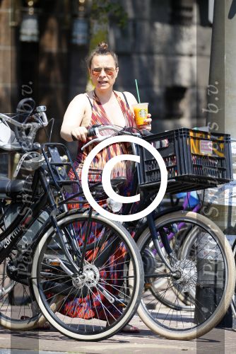 Amsterdam 1 juli 2015 
Trijntje Oosterhuis zwanger met fiets en een vriendin