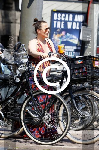 Amsterdam 1 juli 2015 
Trijntje Oosterhuis zwanger met fiets en een vriendin