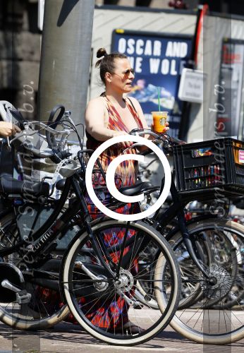 Amsterdam 1 juli 2015 
Trijntje Oosterhuis zwanger met fiets en een vriendin